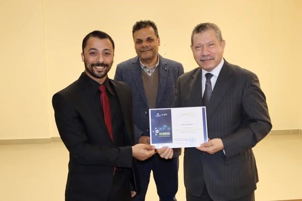 رئيس جامعة مطروح يكرم طلاب الذكاء الاصطناعي لمشاركتهم المتميزة في مسابقة هاكاثون